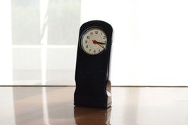 Vintage Design Standuhr / Wecker mit spezieller Funktion