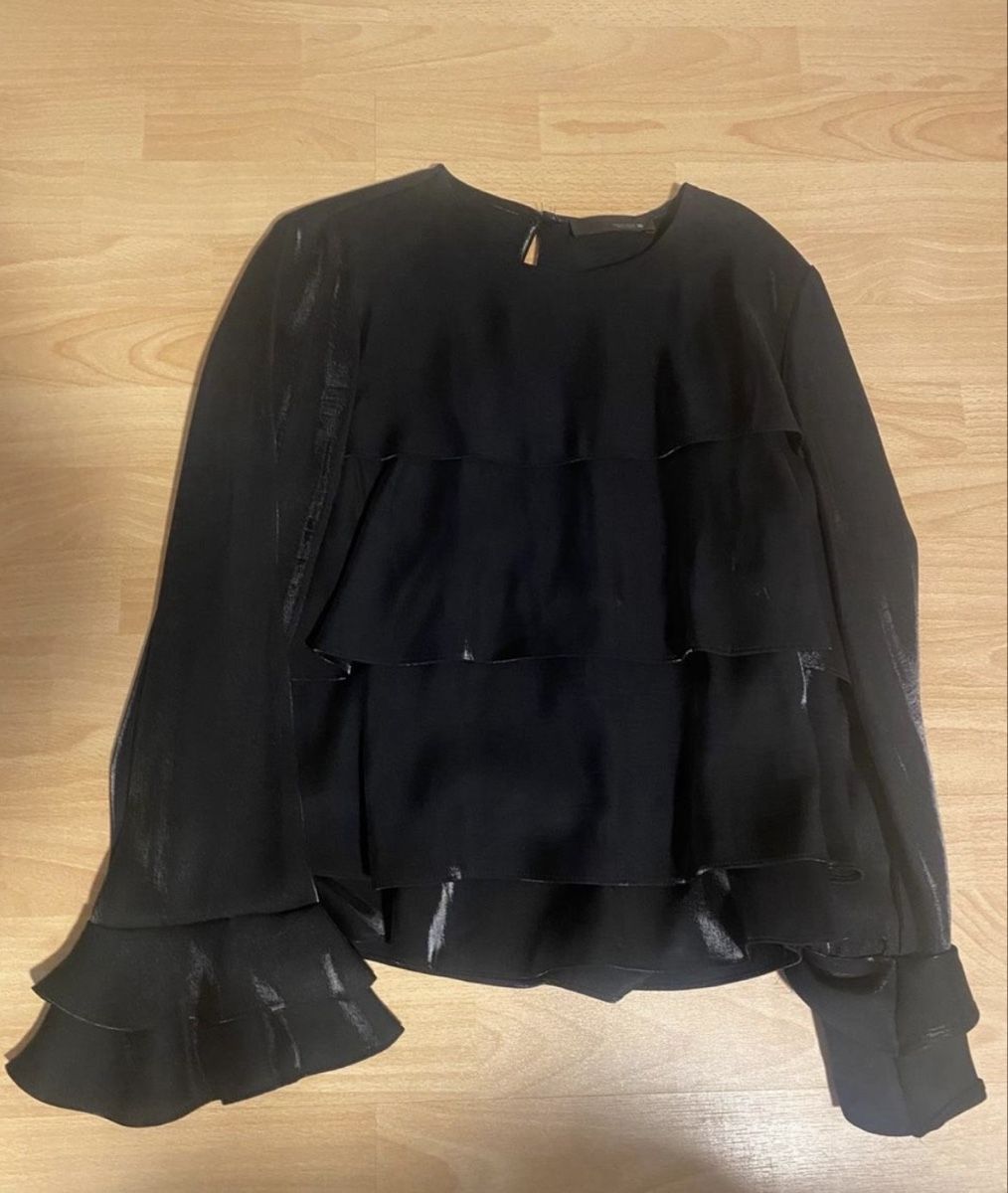 Zara Camicette: Zara Bluse mit Volants, Neuwertig – Usato da Baden venduto da Tiffany6878