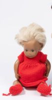 Sasha Morgenthaler Baby mit blonden Haaren Gestrickte Kleidu