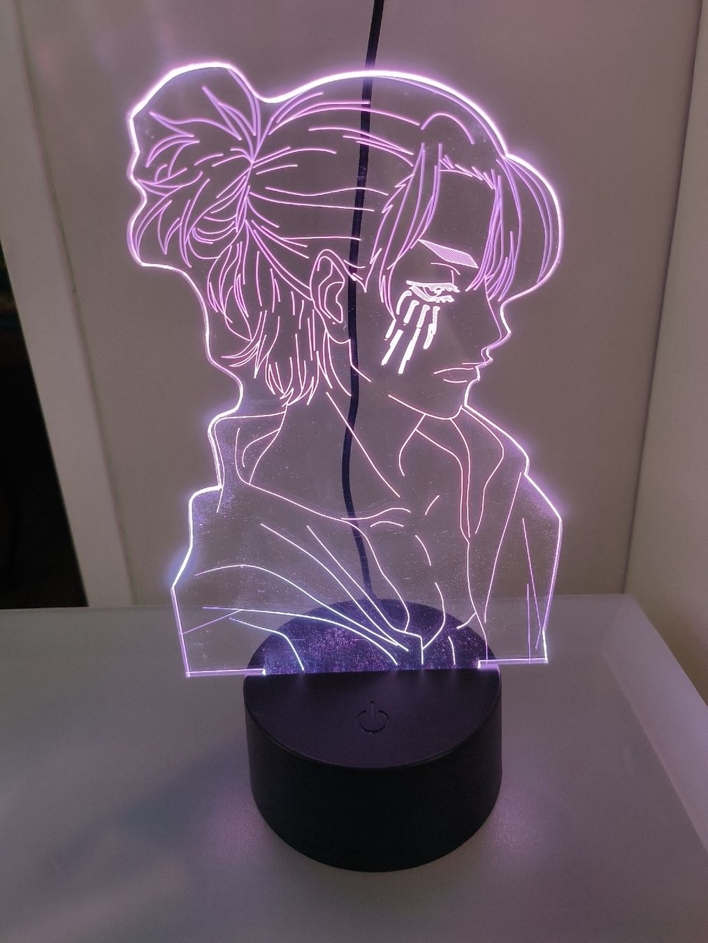 Tutte le decorazioni: LED Eren Yeager Figur 3D Optik mit USB C Kabel – Nuovo (secondo la descrizione) da Zug venduto da kat_q98k 3