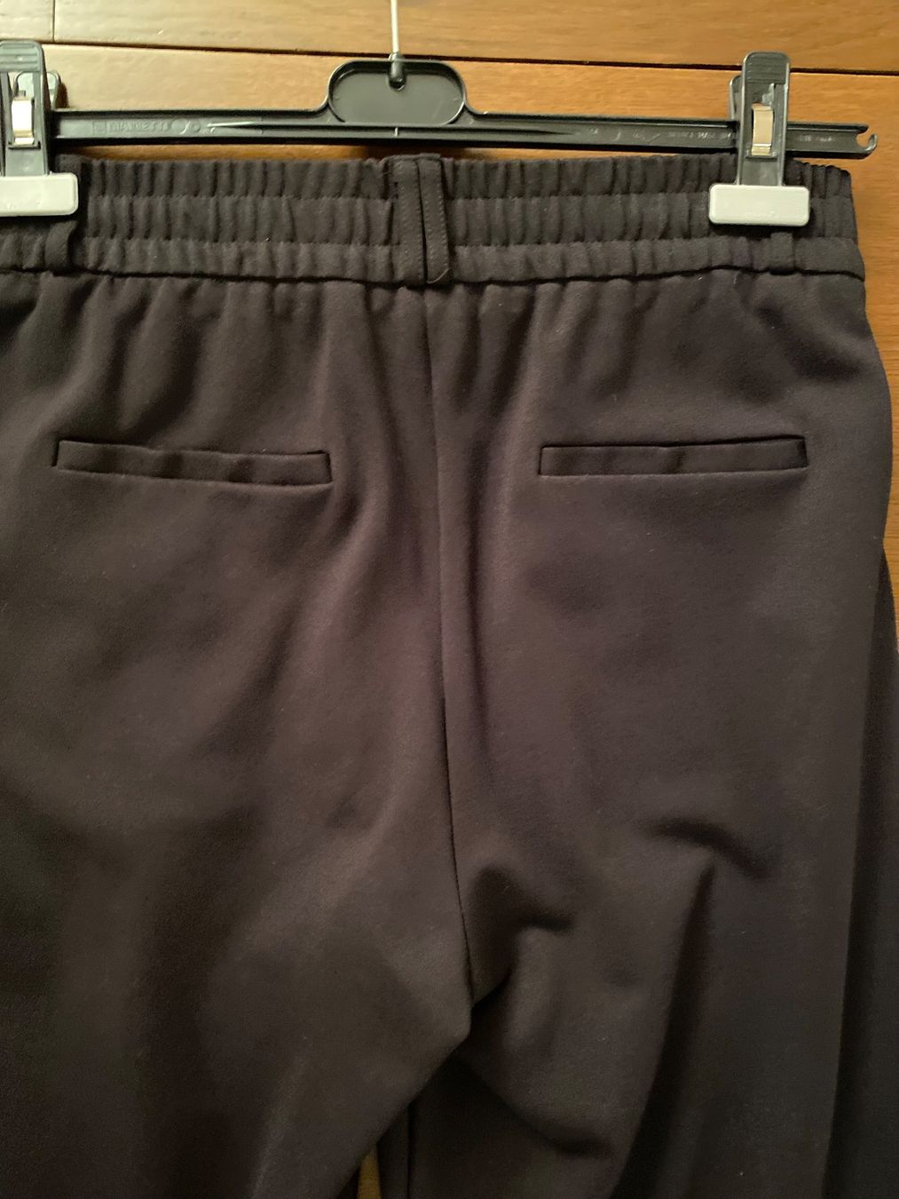 Pantaloni: Schwarze Stoffhose, Grösse Medium mit Elasthbund – Nuovo (secondo la descrizione) da Illnau venduto da Sniwi67 2
