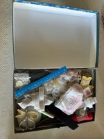 Scatola con materiale da cucito misto