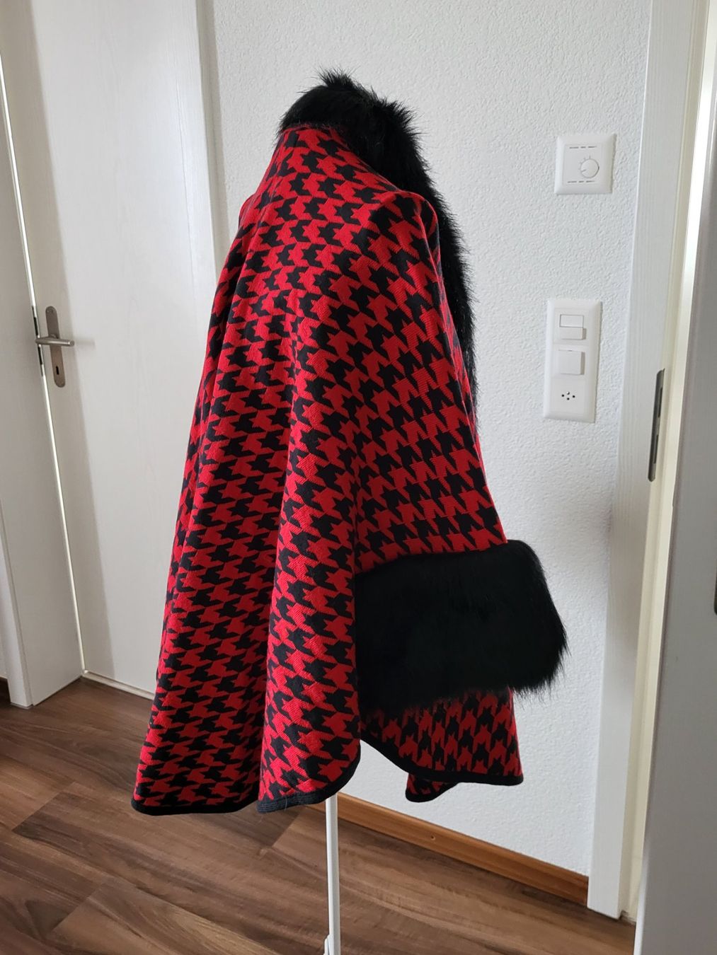 Sonstige Damenmode: Strickcape mit Pelz v. Alfredo Pauly rot oder blau – Neu (gemäss Beschreibung) aus Eschenbach SG von Mr.PP-Green 1