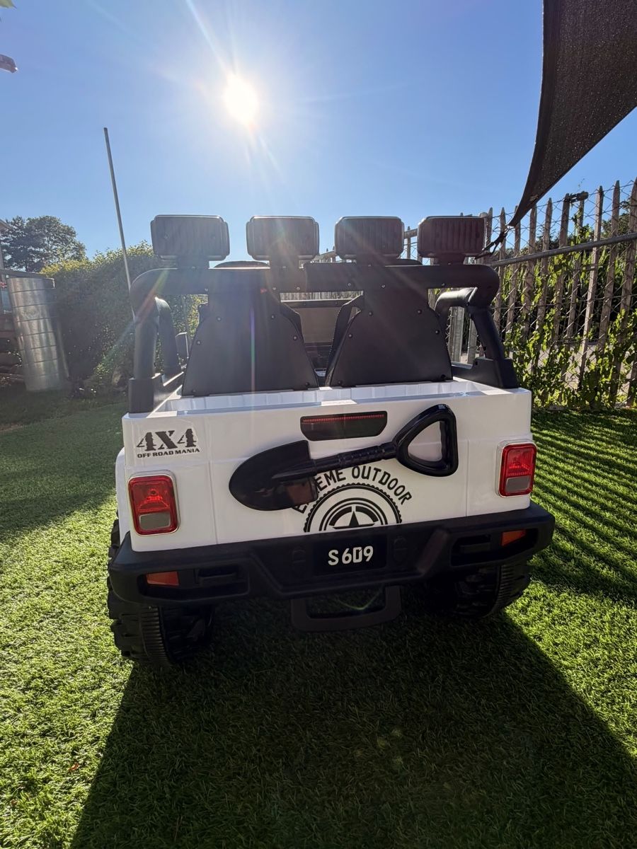 Véhicules pour enfants: Elektroauto Kinder Off-Roader weiss praktisch neuwertig – D'occasion à Buchs ZH par gofast17 3