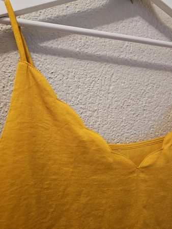 Senffarbenes Sommer Top mit Muschelsaum, Grösse 40 