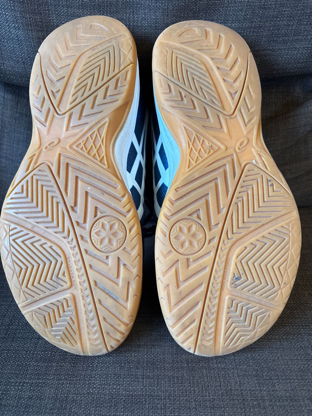 Asics Herrenschuhe: Asics Hallenschuh / Sneaker Grösse 37.5 – Gebraucht aus Genève von Livsonman 3