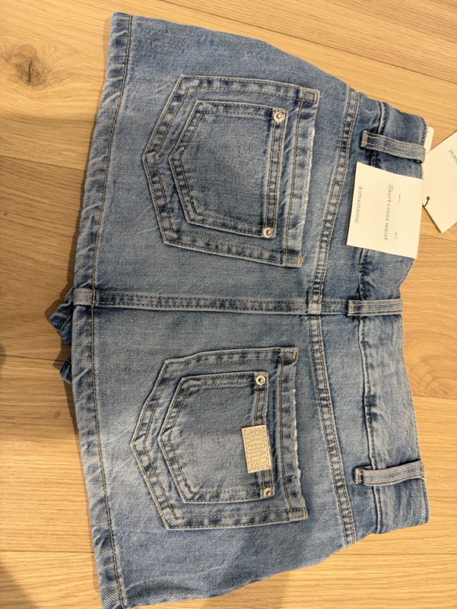 Stradivarius Jeans: Jeans Shorts Grösse 34 neu – Neu und originalverpackt aus Altstätten SG von Vvanessa_ 1