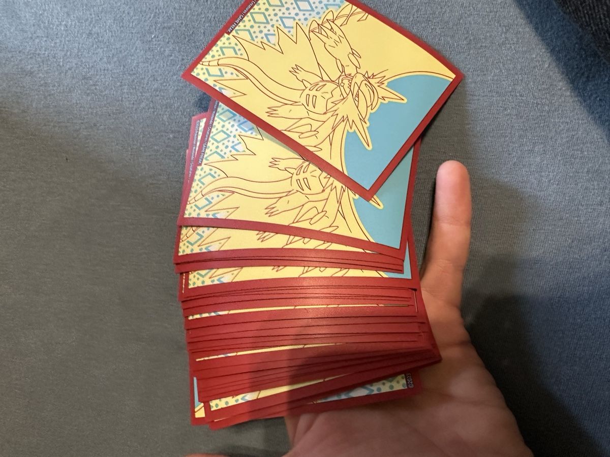 Pokémon Cartes à collectionner: Pokemon Kartenhüllen Set 2023 gelb rot gebrauchter Zustand – Neuf (Voir description) à Burgdorf par Syra6 1