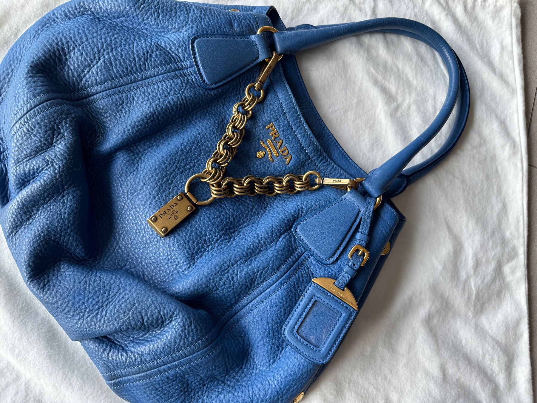 Prada Catenine: RARER PRADA TASCHEN KETTE / ANHÄNGER IN MESSING – Usato da Binningen venduto da Chaussie 1