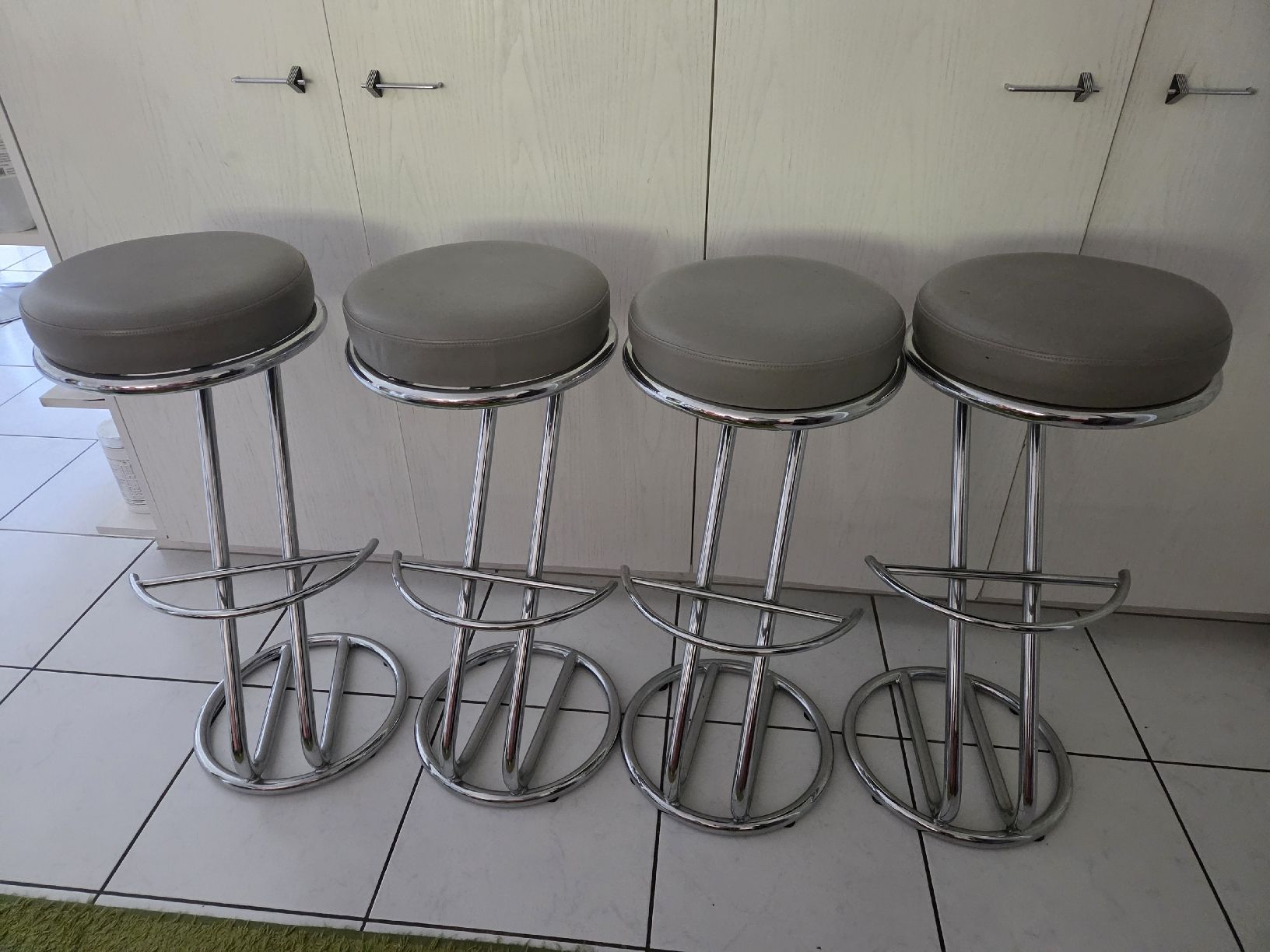 Hocker: Barhocker Metall 4er Set grau, gebraucht – Gebraucht aus Walzenhausen von pbrrobi