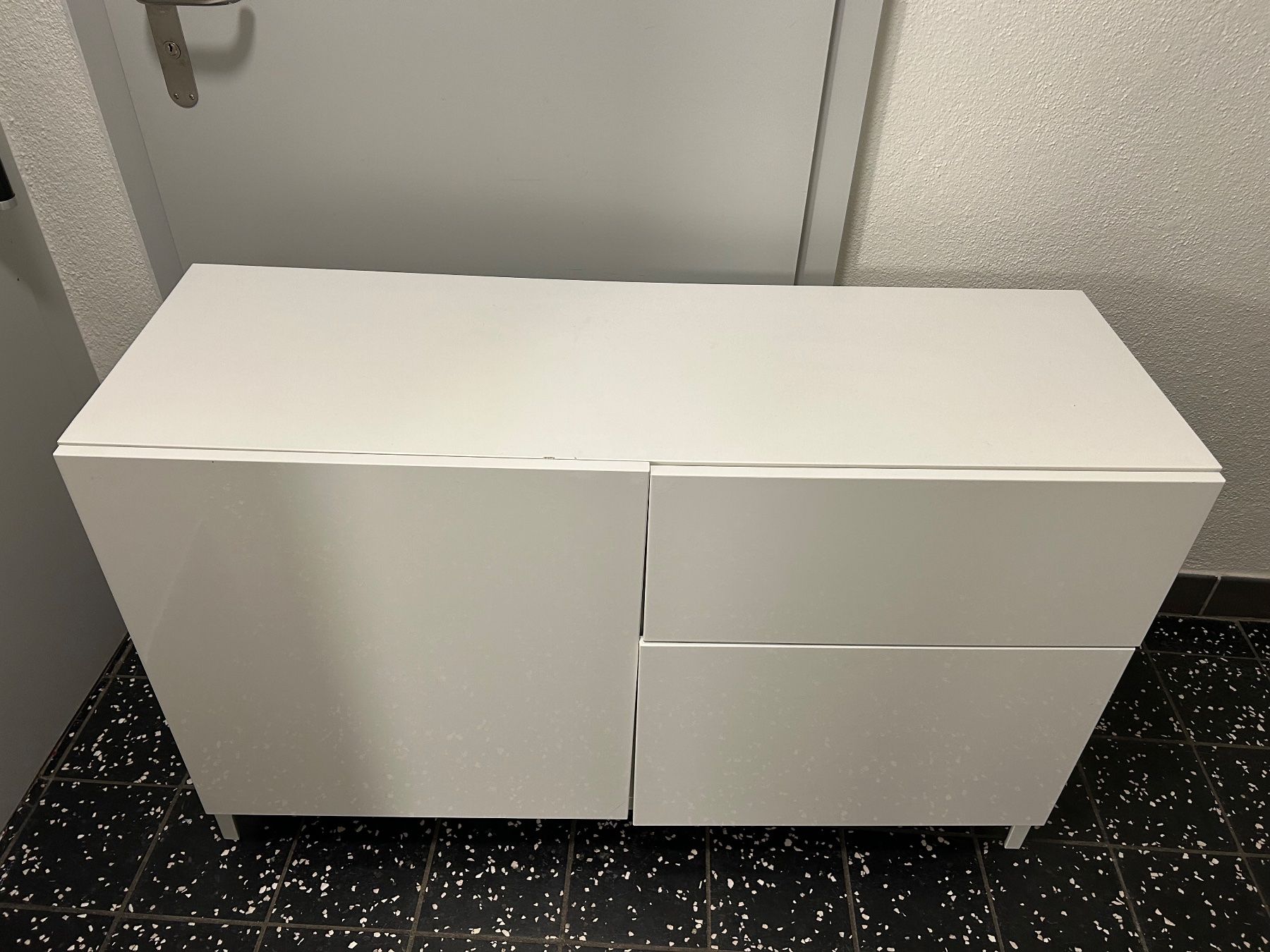 Armadi: Ikea cupboard/schrank – Usato da Basel venduto da ara_y8yt 1