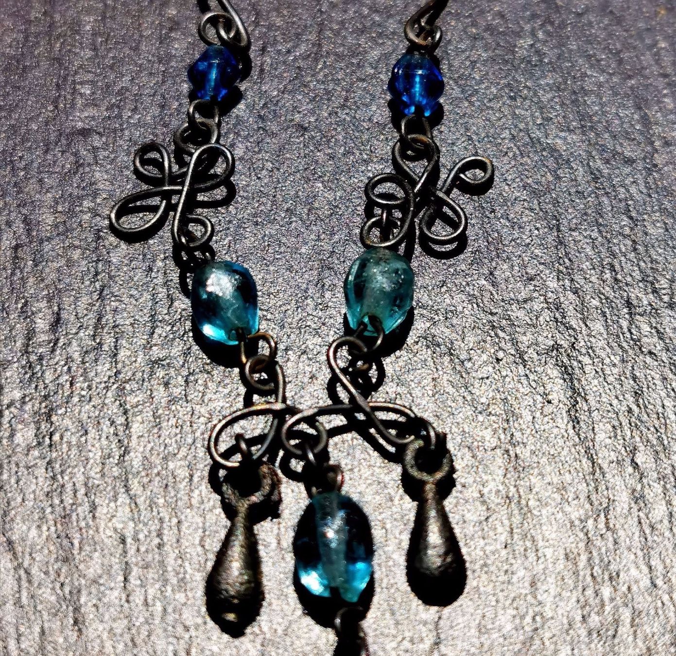 Catenine: Collier en laiton et perles bleues – Usato da Veyrier venduto da Leilazizou 3