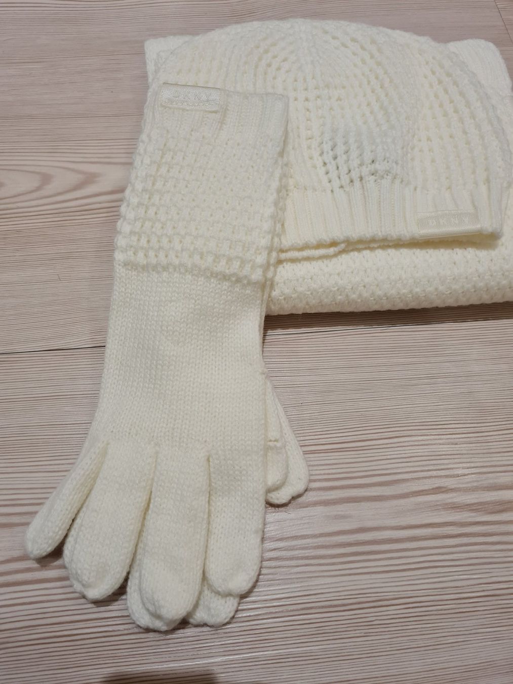 Guanti & manicotti: Mütze, Schal  & Handschuhe DKNY – Nuovo e nell'imballaggio originale da Schaffhausen venduto da Catboot01