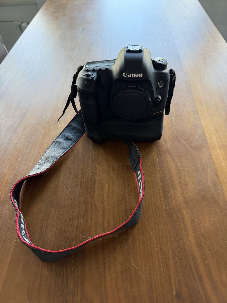 Canon Fotocamera: Kamera Canon EOS 5D Mark III mit Batteriegrif – Usato da Nänikon venduto da MircoPellegrino 1