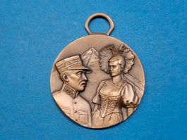 General Guisan mit Trachtenfrau  (u11)