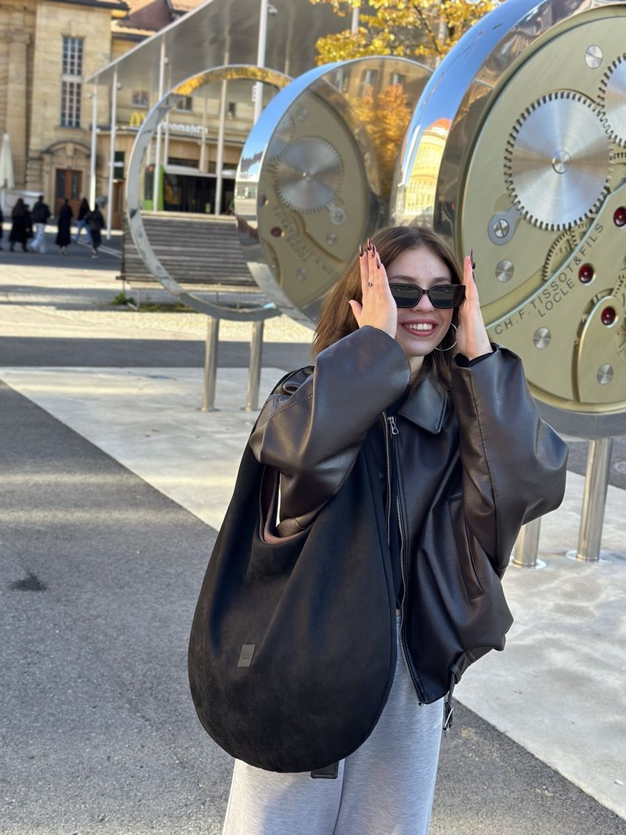 Borse da donna: Sac cabas réversible noir/marron soft-touch suédine – Nuovo e nell'imballaggio originale da La Chaux-de-Fonds venduto da Yuliia_1 1
