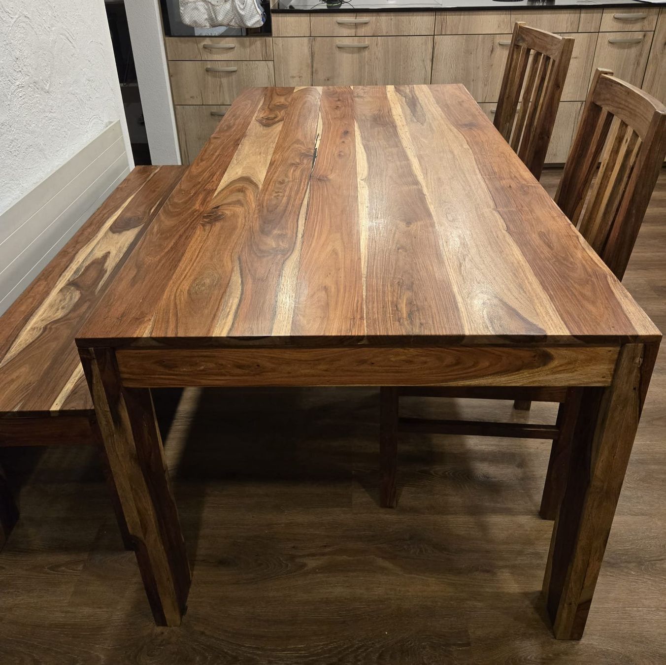 Set di tavolo e panche: Tisch-Set mit 2 Stühlen, Bank und Stehmöbel – Usato da Reichenburg venduto da Huebi65