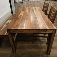 Tisch-Set mit 2 Stühlen, Bank und Stehmöbel