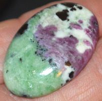 Cabochon L-9055 – Rubin Zoisit oval ca. 30x20mm