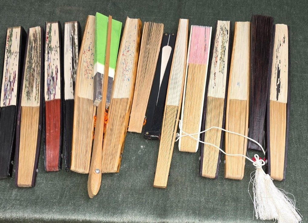 Tutte le decorazioni: Sammlung von 15 traditionellen chinesischen Fächern – Usato da Flums venduto da Flumsantik 2