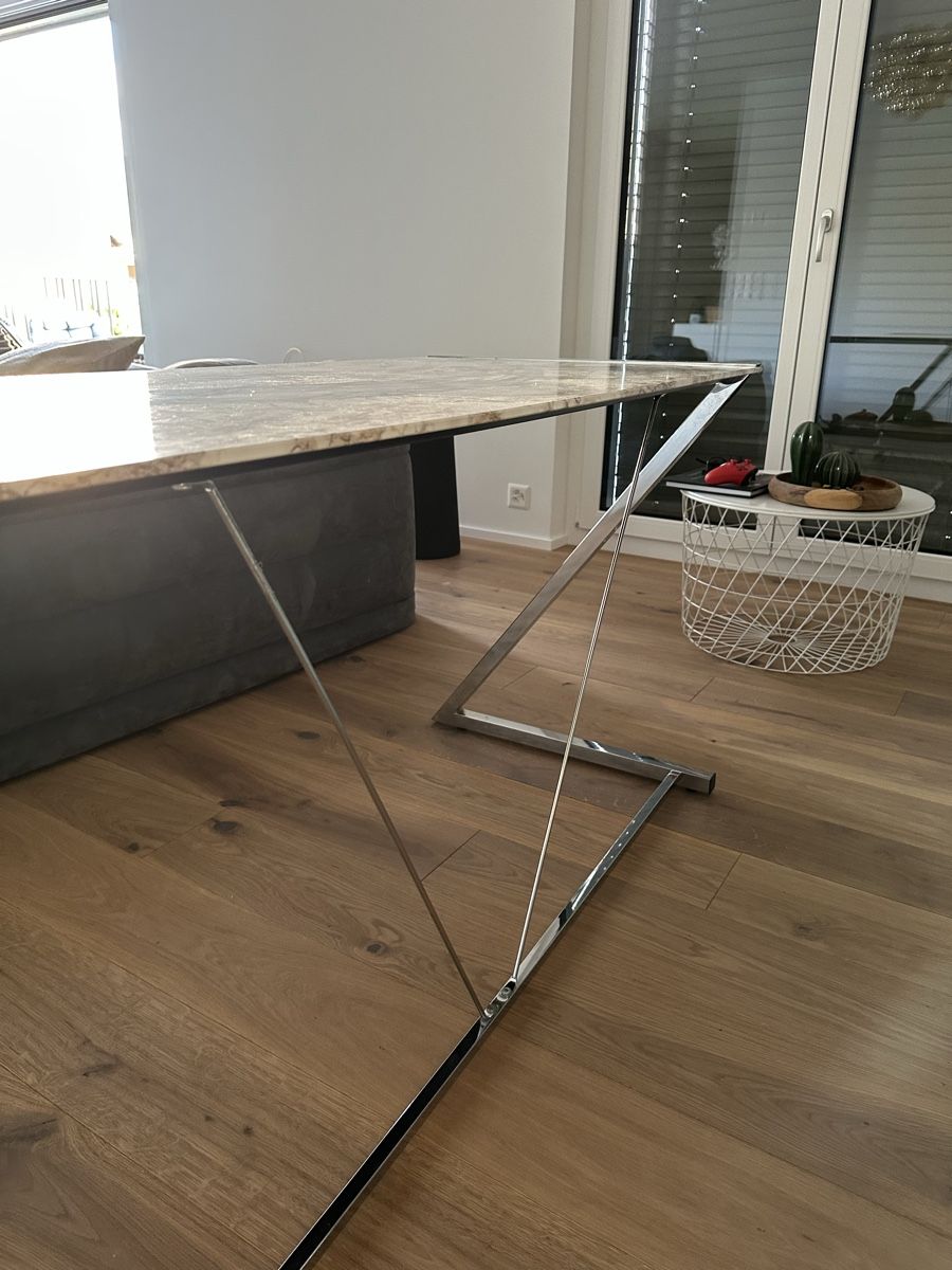 Tables: Tisch mit Marmoreffekt und Chromsockel – D'occasion à Pfaffhausen par ser_82yb 3