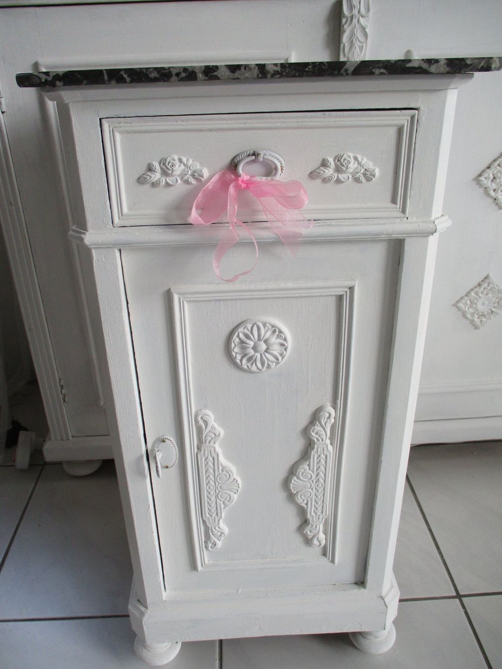 Comodini: WUNDERSCHÖNES SHABBY-CHIC NACHTTISCHLI, MIT ECHTKREIDEFARBE – Usato da Buochs venduto da lisa010