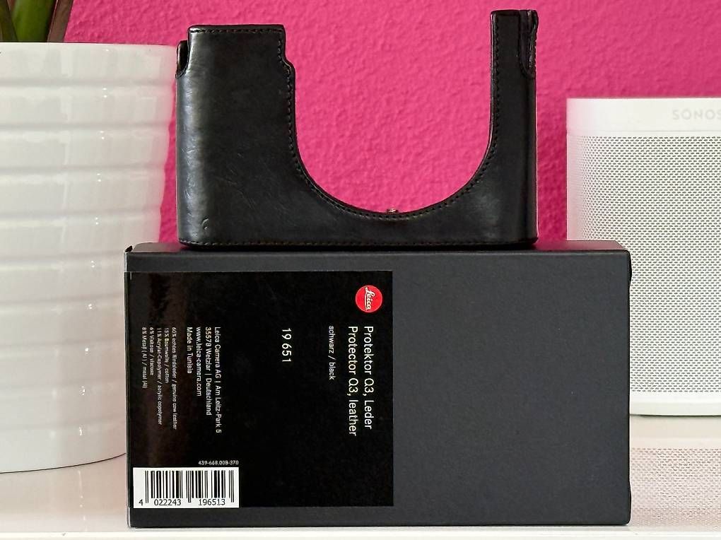 Leica Fotocamera: Leica Q3 original Protektor, schwarz Leder – Usato da Wettingen venduto da Chrisflower