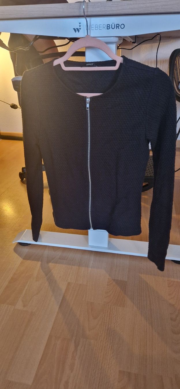Only Giacche: Schwarze ONLY Strickjacke mit Zipper, Grösse XS – Usato da Rüfenacht BE venduto da Loeti1992