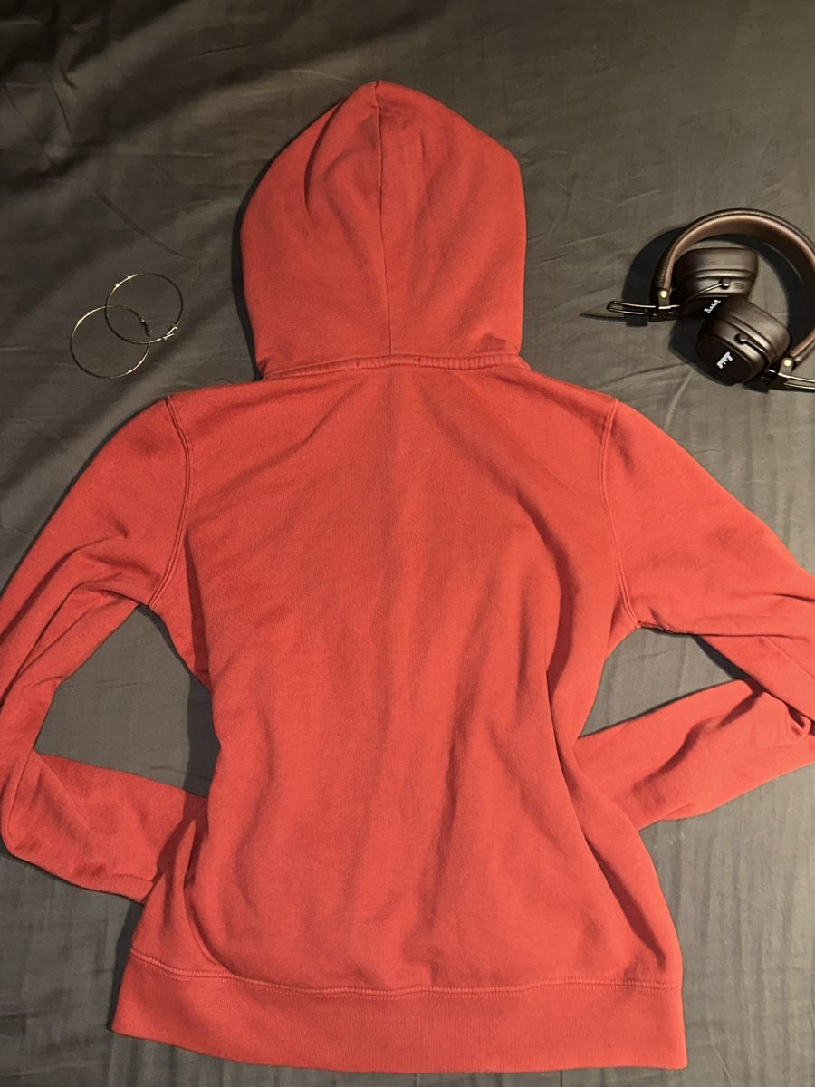 Brandy Melville Jacken: Rote Brandy Melville Kapuzenjacke – Gebraucht aus Grüningen von mel_c9v6 2