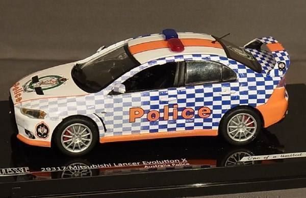 Mitsubishi Modellini d'auto: Mitsubishi Lancer Evolution X 2009-2016 "Police Australien – Nuovo e nell'imballaggio originale da Gerlafingen venduto da espero88 9
