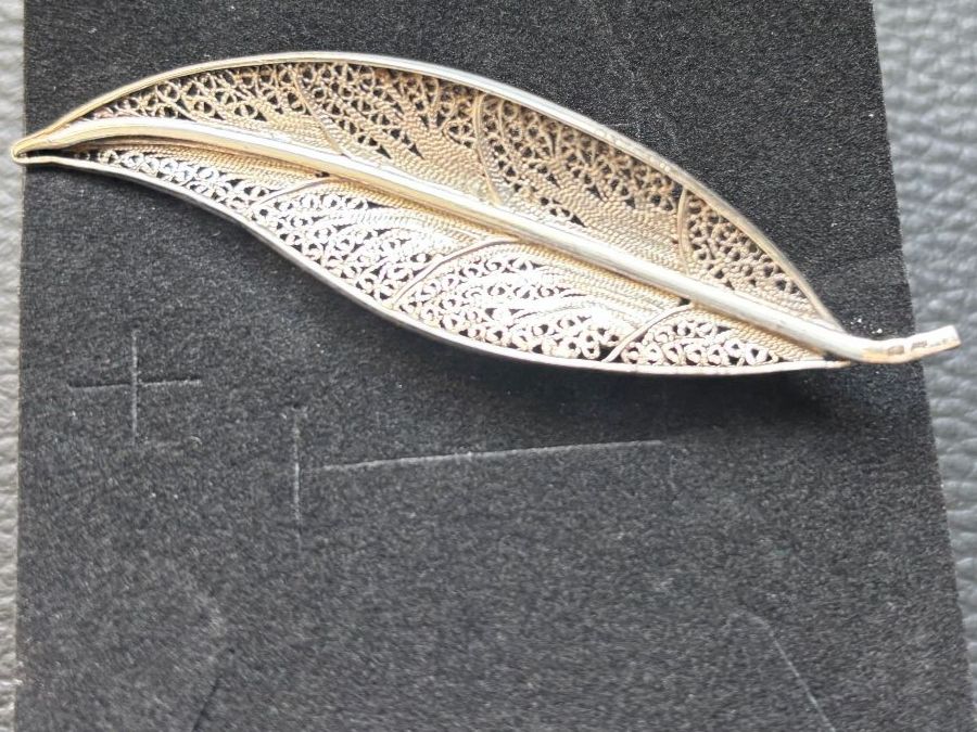 Spille & Fermagli: Broche vintage filigrane en argent – Usato da Peseux venduto da Cresus27 1