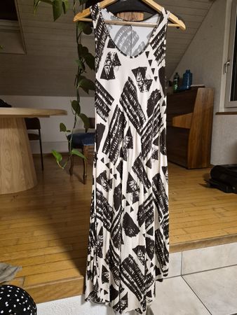 Kleid weiss schwarz gemustert ärmellos 