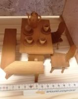 Puppenhaus Möbel und Geschirr aus Holz