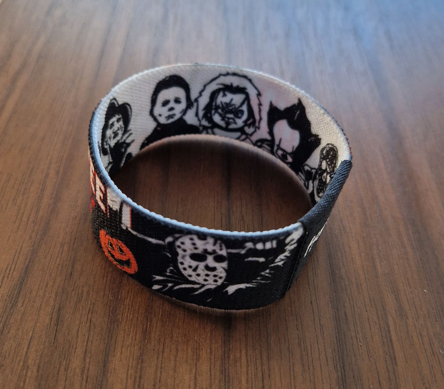 Bracciali & Braccialetti: Neues Halloween Stoffarmband Horror Friends, elastisch – Nuovo e nell'imballaggio originale da Safenwil venduto da Lenzburg-Gretzenbach 1