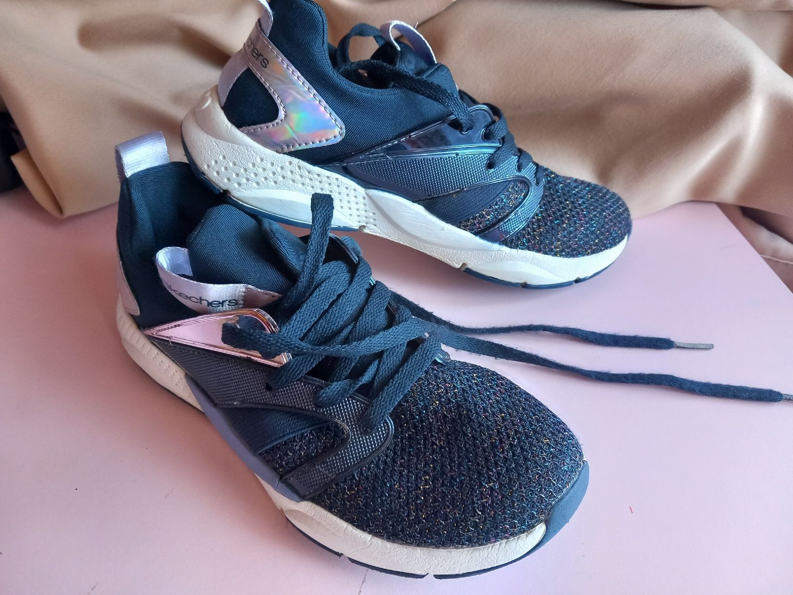 Skechers Chaussures filles: Skechers Schuhe, Grösse 34. – D'occasion à Sonnental par OlgaB83