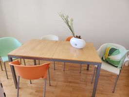Tisch mit Stühlen