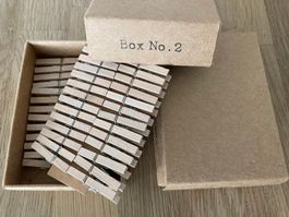 2 Boxen / Box No.2 Viele kleine Holz-Wäscheklammern Basteln