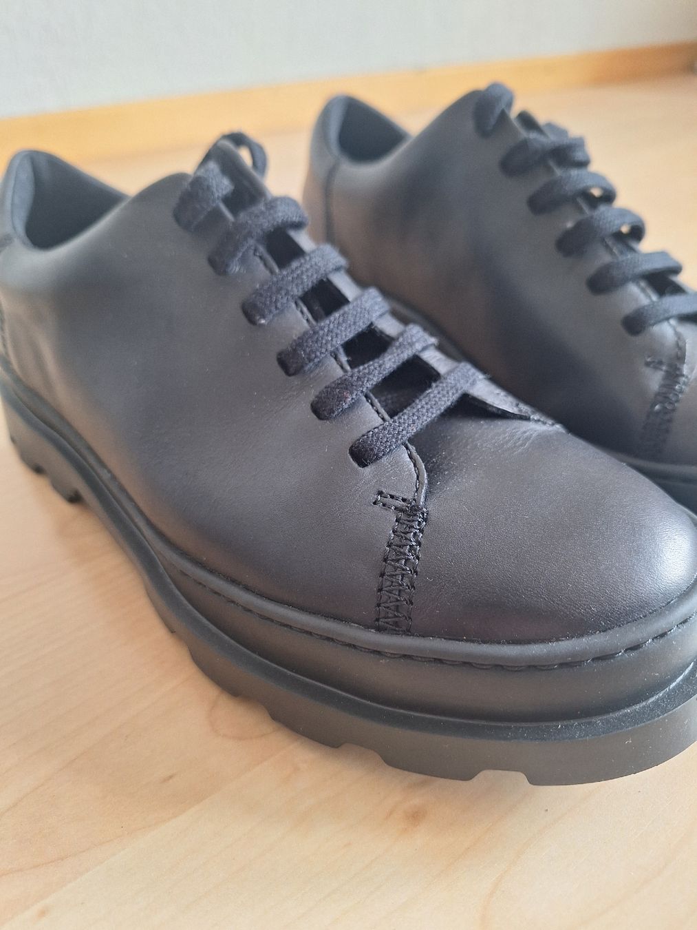 Camper Scarpe da donna: Schwarzer Camper Lederturnschuh, Gr. 40 – Usato da Zürich venduto da Zelda14 8