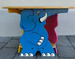 Kindermöbel / Tisch rund, Dreieckfuss