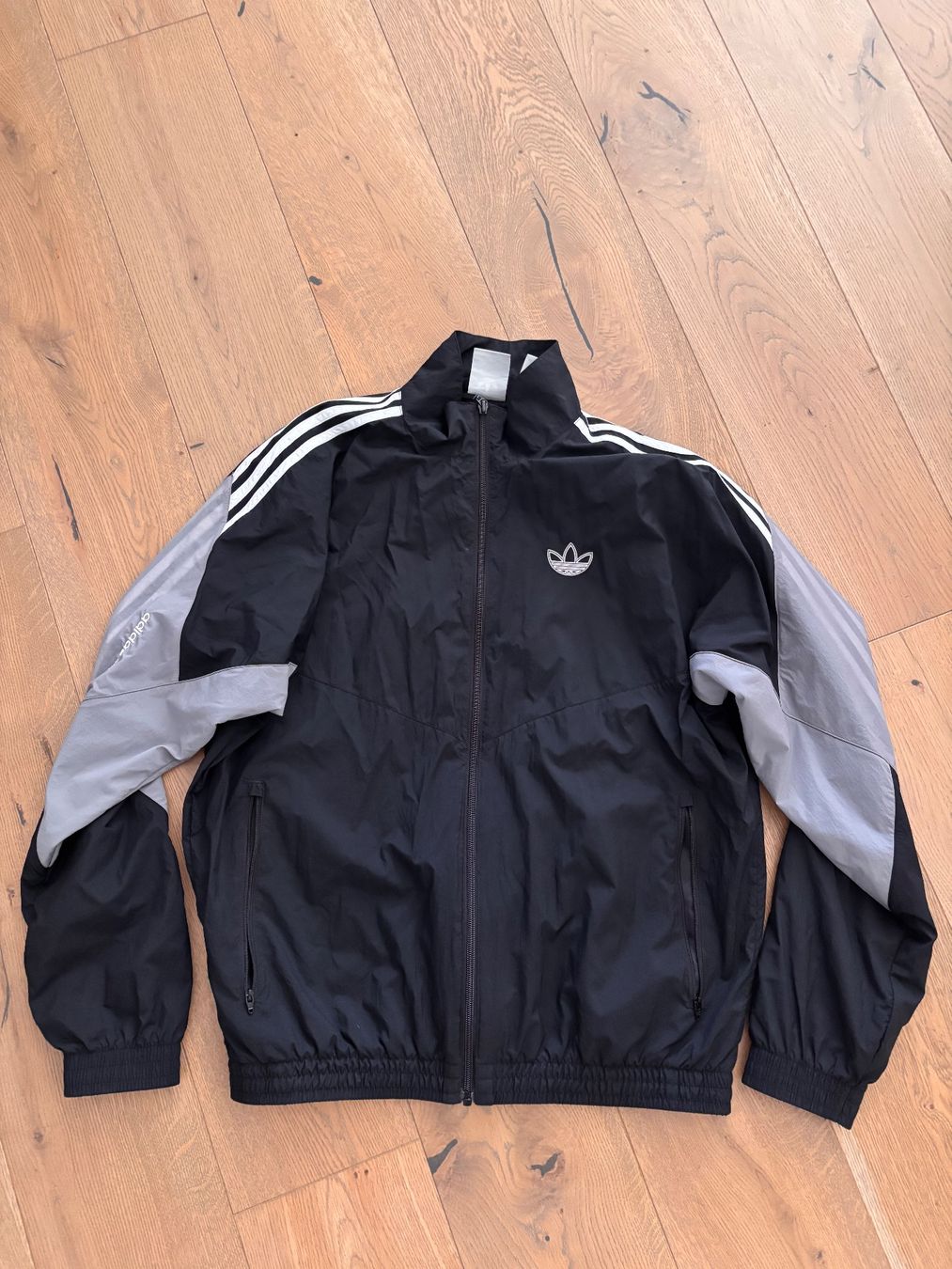 Adidas Giacche: Retro Adidas Trackjacke schwarz-grau-weiss – Usato da Trübbach venduto da Nico.Broder