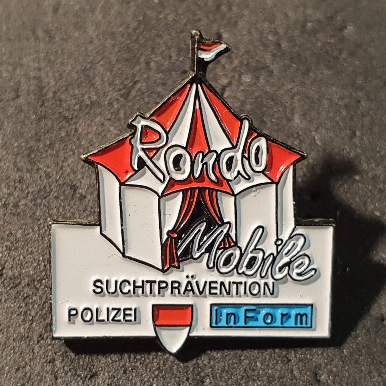 Placchette & Badge: W199 - Pin Rondo Mobile Suchtprävention Polizei Drogen – Usato da Reinach BL venduto da Boston-Verkauf