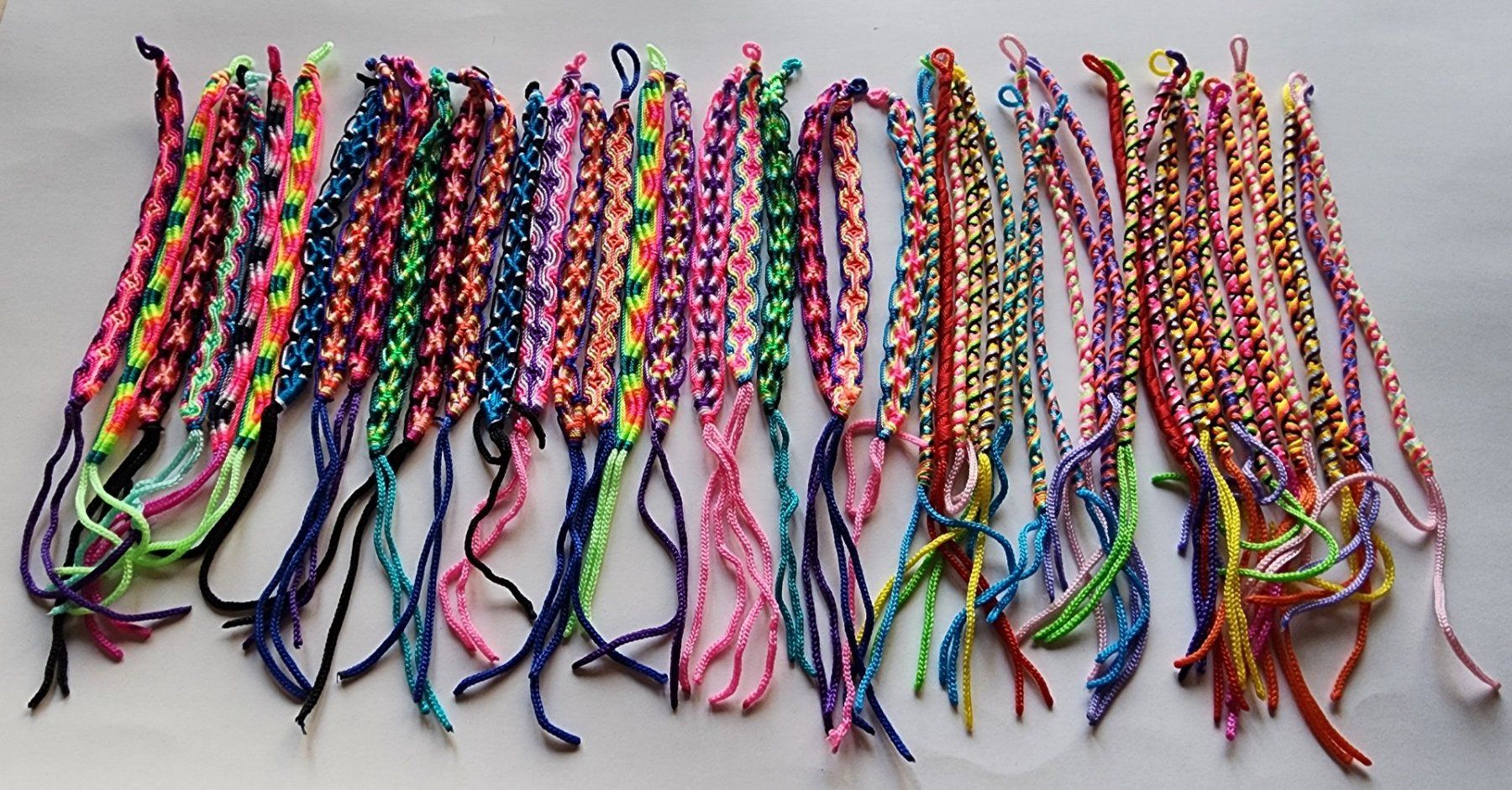 Armbänder & -reifen: PERU 100 FARBENFROHE FREUNDSCHAFTSBÄNDER MIX, NEU!! – Neu (gemäss Beschreibung) aus Lima- Peru von Alpaka-Haus