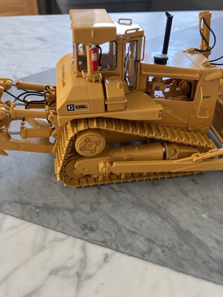 Caterpillar Kit di modellismo & Modellini statici: CAT D9L Track-Type Tractor Modell  – Usato da Münchenbuchsee venduto da Simk91 1