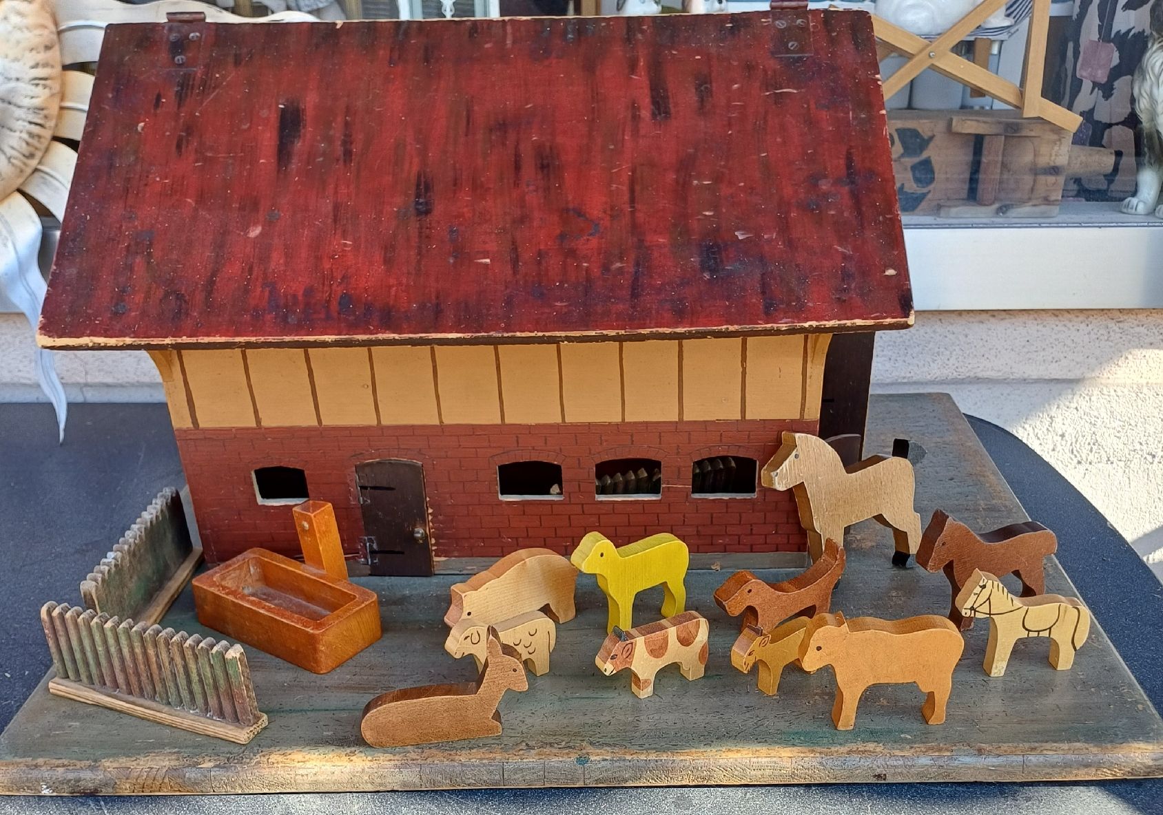 Giocattoli: uralter Bauernhof mit Holztieren – Usato da Merenschwand venduto da Brockinell