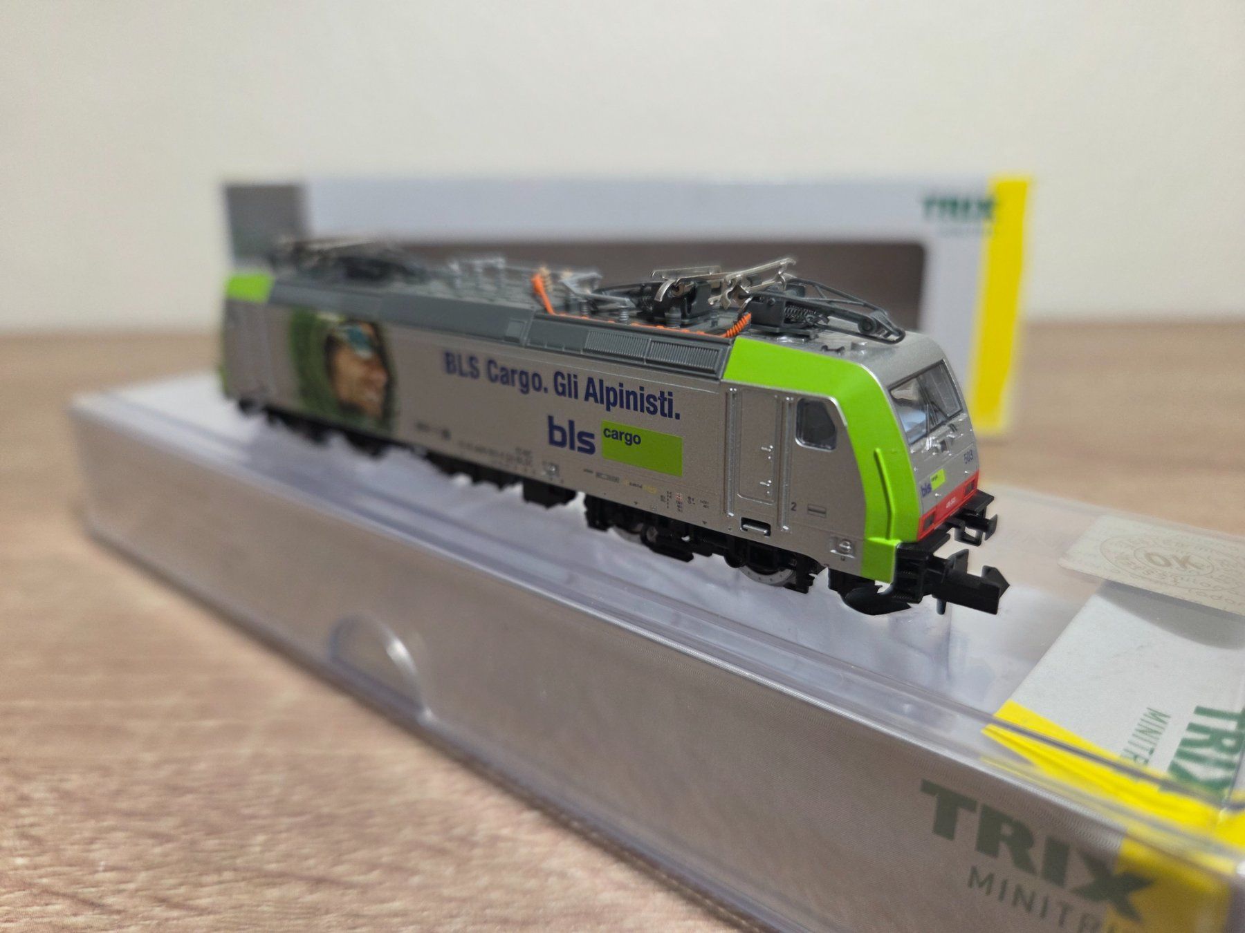 Trix Modellini di ferrovie: Minitrix N 16871 E-Lok BR 486 BLS Digital – Usato da St-Aubin-Sauges venduto da Lo_Go 3