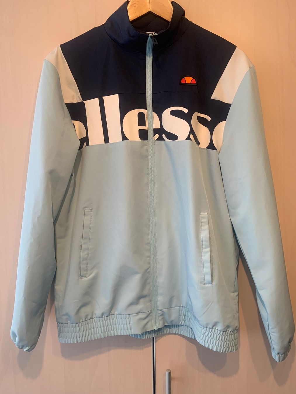 Ellesse Giacche: Ellesse Sport- oder Windjacke, hellblau-marineblau, Gr. S – Usato da Rosshäusern venduto da MiJoDoOl
