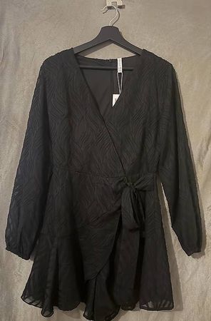 Schwarzer Wickel-Jumpsuit / Kleid mit Taillenbindung