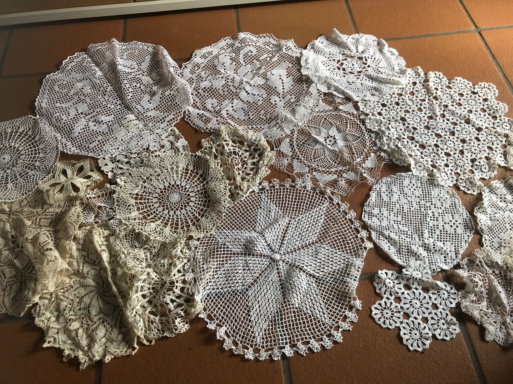 Sottobicchieri: Diverse Sammlung von vintage Deckchen, gehäkelt – Usato da Wettingen venduto da Andres54