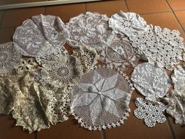 60 Stück  von vintage Deckchen, gehäkelt