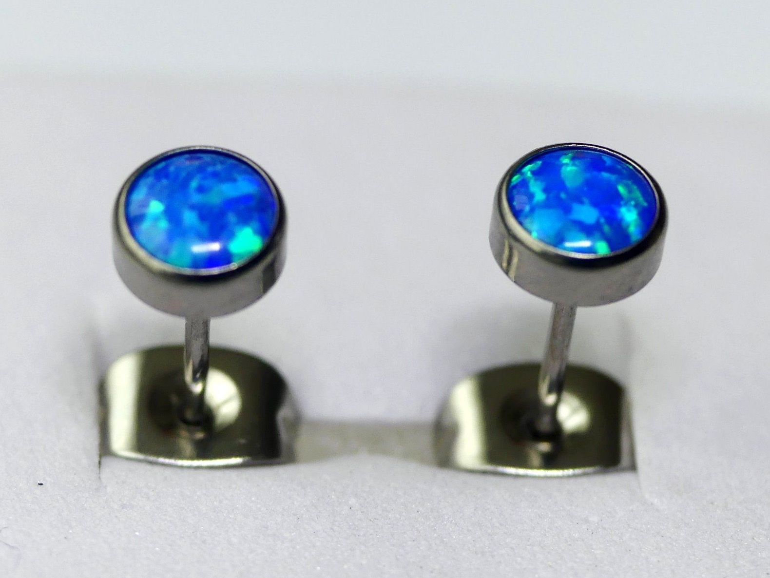 Orecchini pendenti & Orecchini a lobo: Ohrstecker aus Titanium mit Opal – Nuovo e nell'imballaggio originale da Matten b. Interlaken venduto da kero71 1